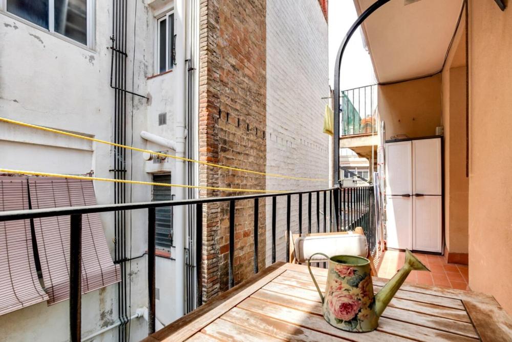 Modern 2 Bedroom Flat in Trendy Poble Sec 1 Modern 2 Bedroom Flat in Trendy Poble Sec