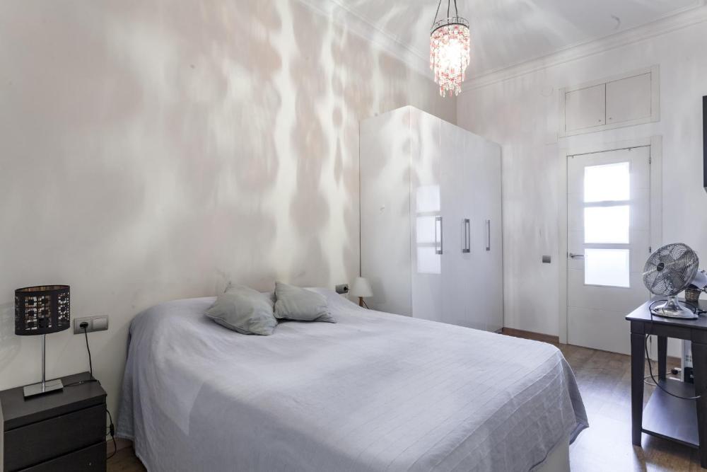 Modern and renovated apartment by Pl Universitat 6 Modern and renovated apartment by Pl Universitat