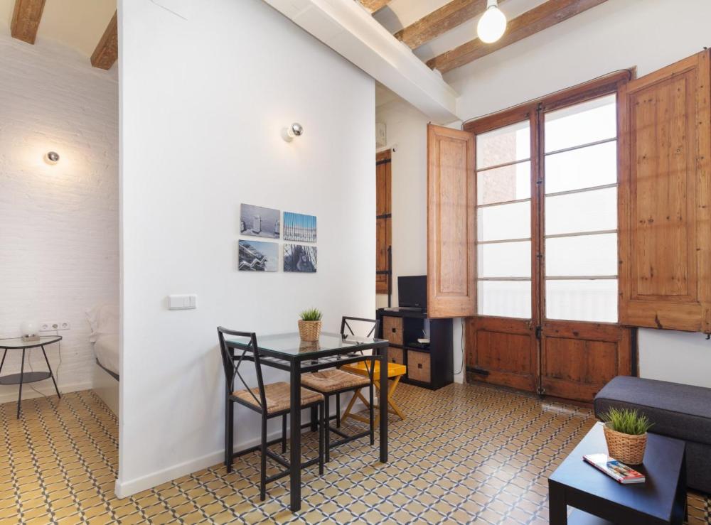 Sunny flat,near ramblas,wifi incl. 2 Sunny flat,near ramblas,wifi incl.