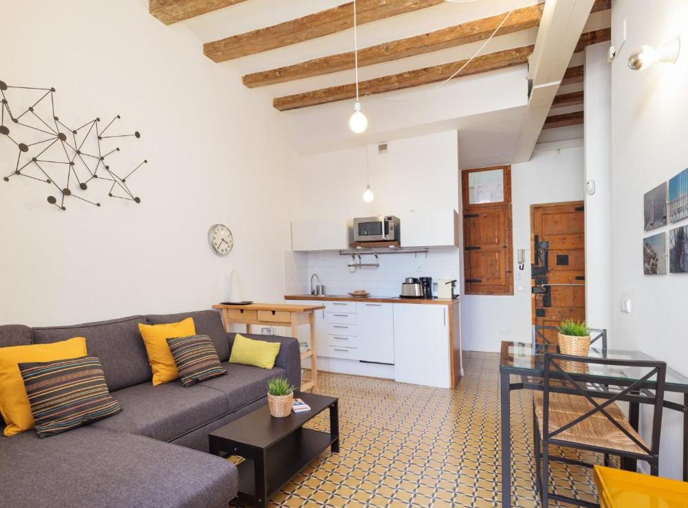 Sunny flat,near ramblas,wifi incl. 6 Sunny flat,near ramblas,wifi incl.