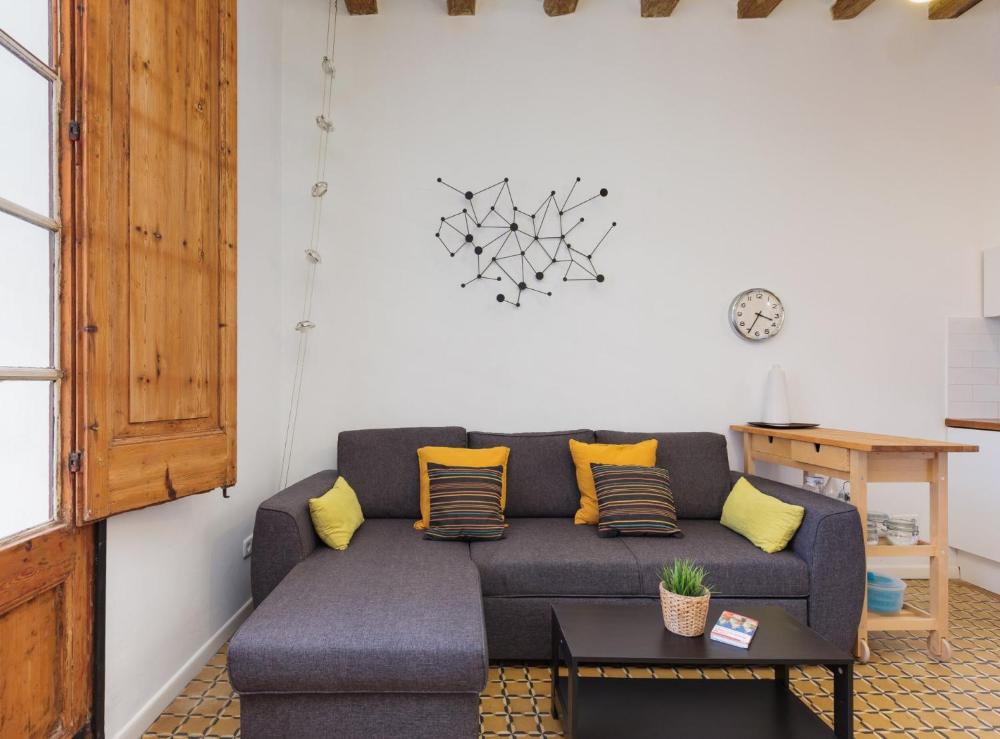 Sunny flat,near ramblas,wifi incl. 5 Sunny flat,near ramblas,wifi incl.